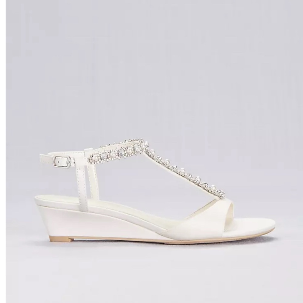 DAVID'S BRIDAL Crystal and Pearl T-Strap Sandals- PAYTON wedding/prom shoes SZ 7 - Picture 7 of 7